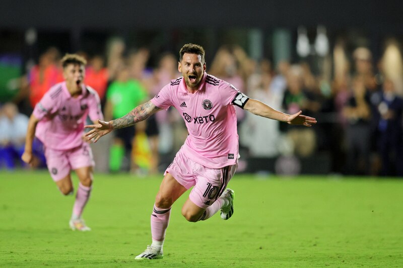 Jugador de fútbol celebra un gol