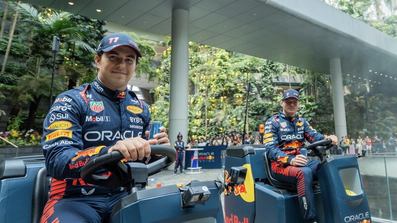 Sergio Pérez y Max Verstappen, pilotos de Red Bull Racing, en un evento promocional en Singapur.