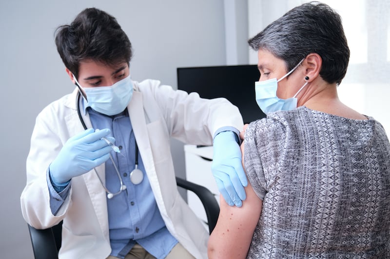Uno de los principales riesgos para las y los mayores de 50 años, es que la mayoría de estas personas pueden presentar herpes zóster, que es el mismo virus que provoca la varicela.