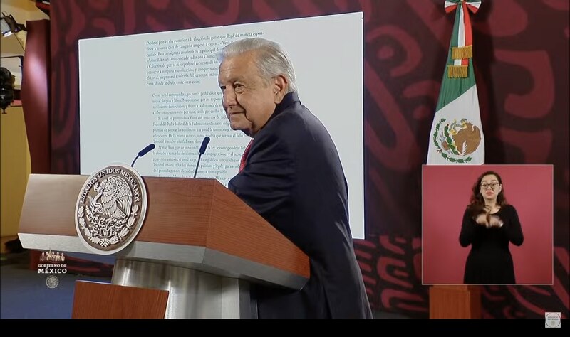 El presidente electo, Andrés Manuel López Obrador, da un discurso ante los medios de comunicación.