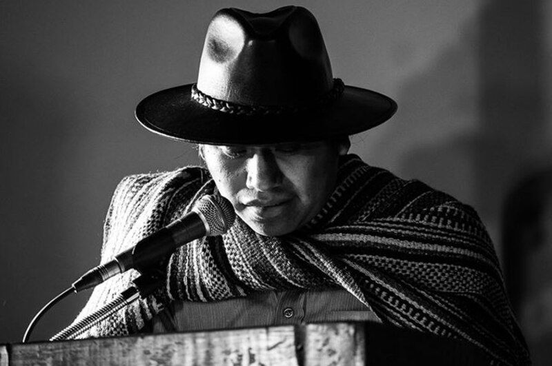 Retrato de un hombre indígena con sombrero y poncho