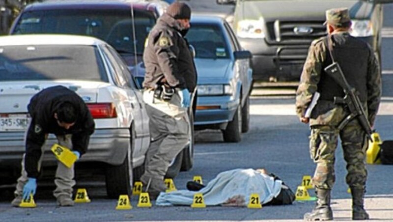 Policía investiga escena del crimen
