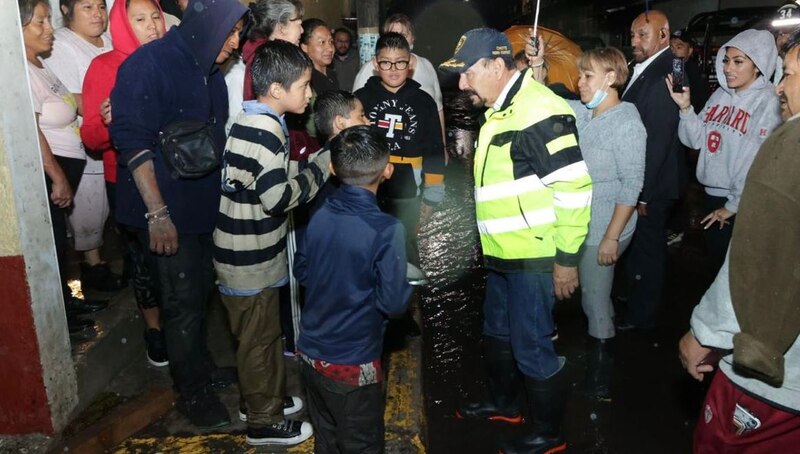 Alcalde supervisa labores de limpieza tras inundaciones en Xalapa
Xalapa se inunda tras fuertes lluvias
Inundaciones en Xalapa dejan calles intransitables
Protección Civil atiende inundaciones en Xalapa
Damnificados por inundaciones en Xalapa reciben ayuda del gobierno
Lluvias torrenciales provocan inundaciones en Xalapa
Xalapa: calles inundadas y daños materiales tras fuertes lluvias
Inundaciones en Xalapa: autoridades piden a la población no salir de casa
Xalapa: se registran inundaciones en varias colonias
Xalapa: Protección Civil emite alerta por inundaciones