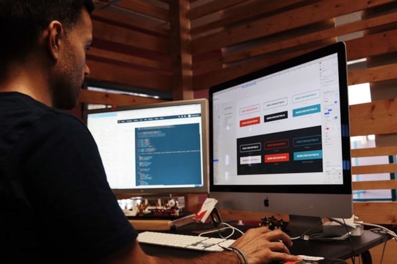 Un hombre trabaja en el diseño de una página web