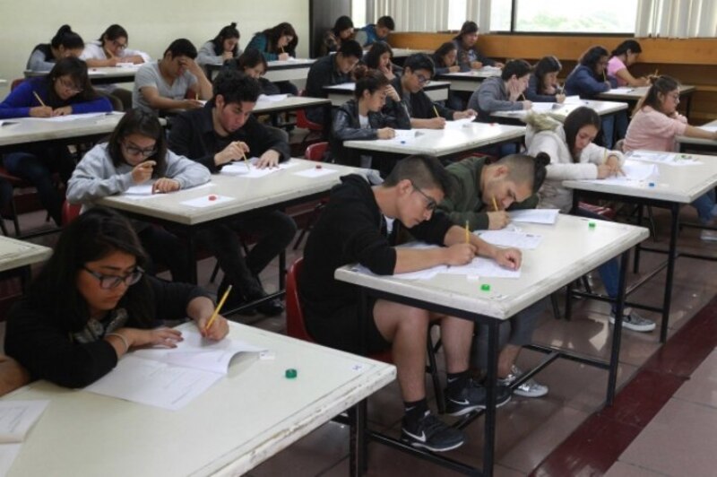 Estudiantes tomando un examen en un aula