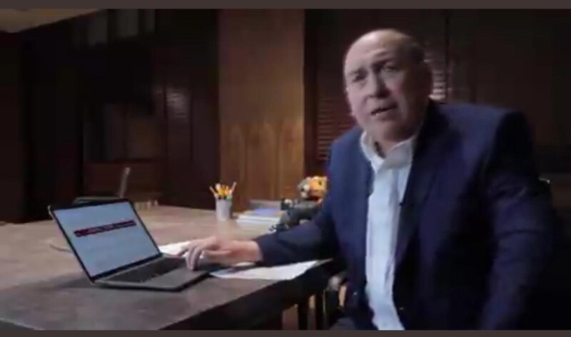 El CEO de Tesla, Elon Musk, muestra el nuevo producto de la compañía
