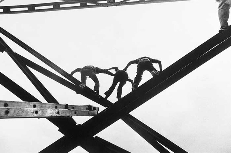 Obreros trabajando en una estructura metálica