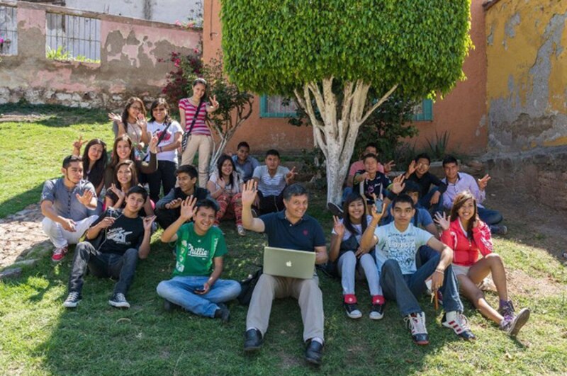 Jóvenes sonrientes en un parque