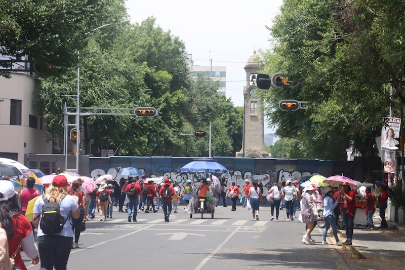 Maestros de la CNTE bloquearon el puente de la Concordia al oriente de la capital, ahí caminaron sobre avenida Ignacio Zaragoza lo que provocó caos vial. Los docentes se encuentran haciendo diversas acciones de protesta para buscar un aumento salarial y plazas de trabajo. Tras varios horas de caos se retiraron en metro rumbo al Zócalo donde están en plantón. Al medio día otro contingente se dieron cita en Gobernación en donde están participando en mesas de trabajo para atender sus demandas.