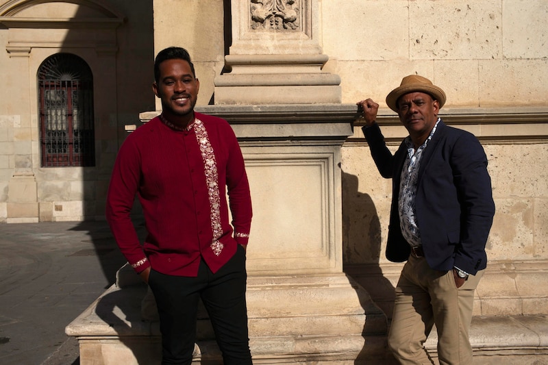 Dos hombres sonríen a la cámara.