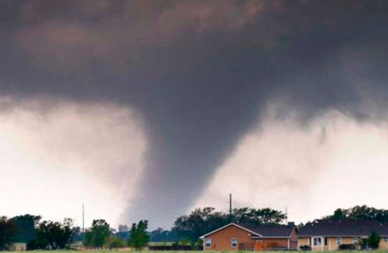 Tornado devastador causa daños en una zona residencial