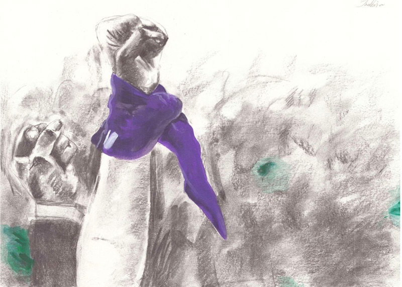 Puño en alto con pañuelo morado