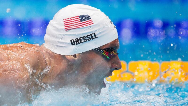 El nadador estadounidense Caeleb Dressel ganó la medalla de oro en los 100 metros mariposa en los Juegos Olímpicos de Tokio 2020.