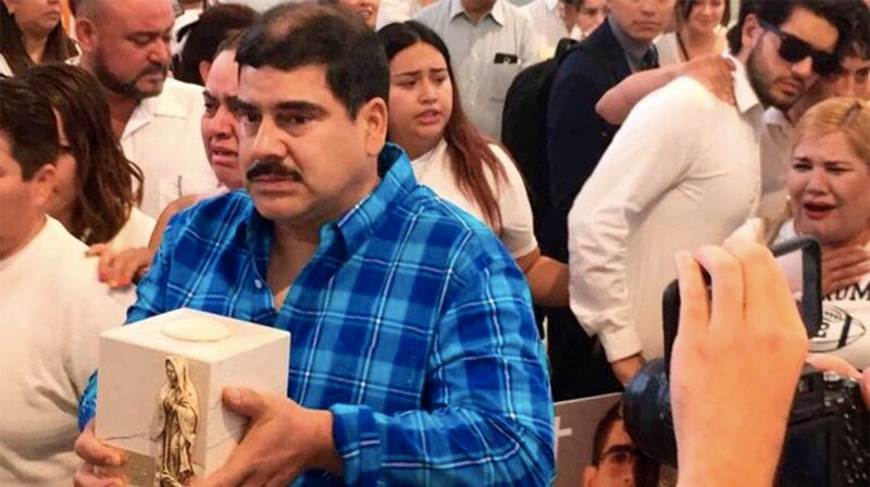 El Chapo Guzmán llora en el funeral de su hijo