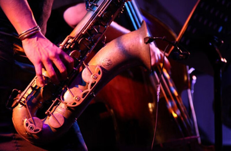 Saxofonista tocando en un club de jazz