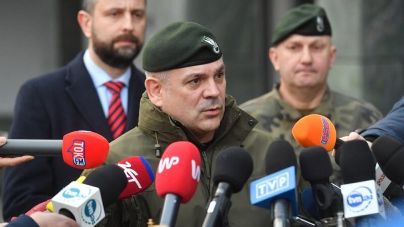 El general polaco Adam Joks da una rueda de prensa