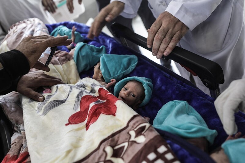 Bebés prematuros en una incubadora
