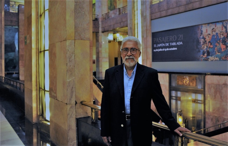 El escritor Carlos Fuentes en el Palacio de Bellas Artes