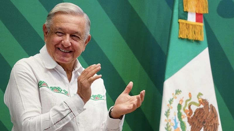 El presidente Andrés Manuel López Obrador aplaude durante un discurso.