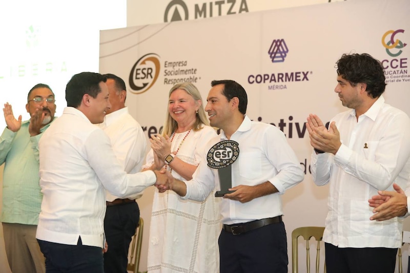 Entrega de reconocimiento ESR a empresarios yucatecos