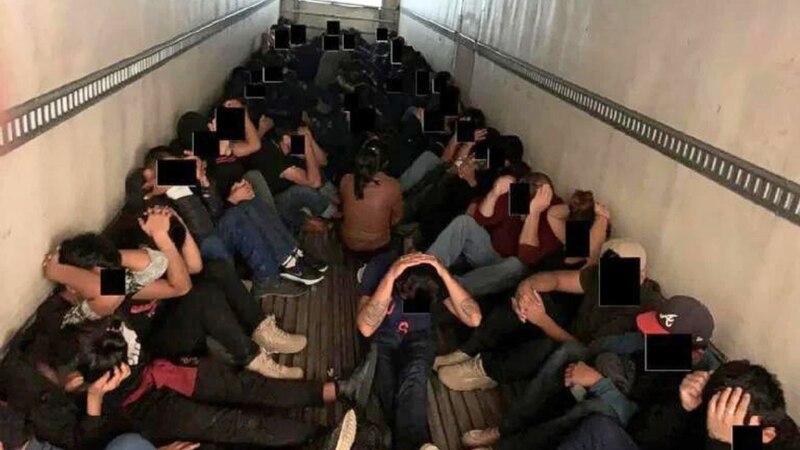 Un grupo de inmigrantes ilegales ha sido encontrado en un camión en la frontera entre México y Estados Unidos