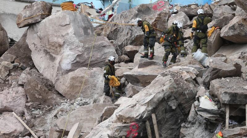 Rescatistas buscan sobrevivientes entre los escombros de un terremoto