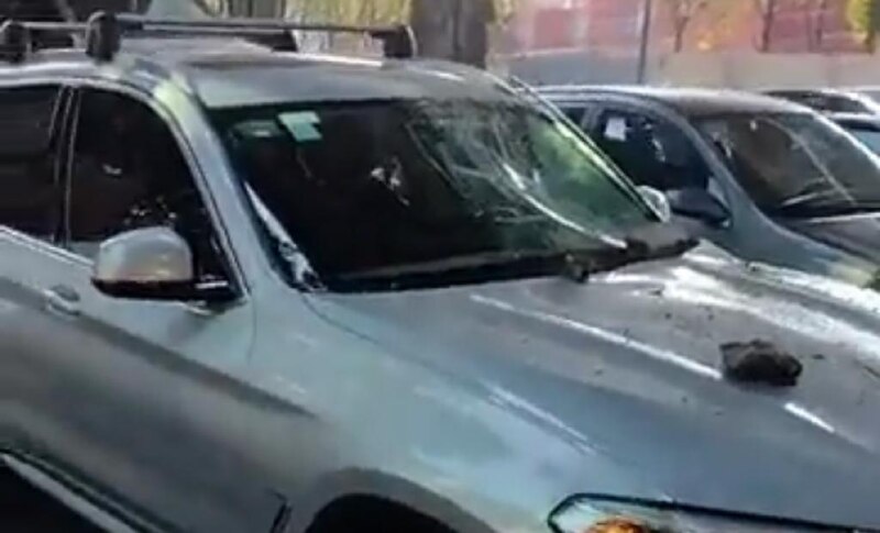 Coche con el parabrisas roto