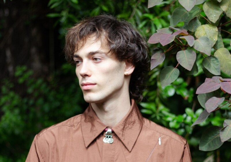 Retrato de un joven en un jardín