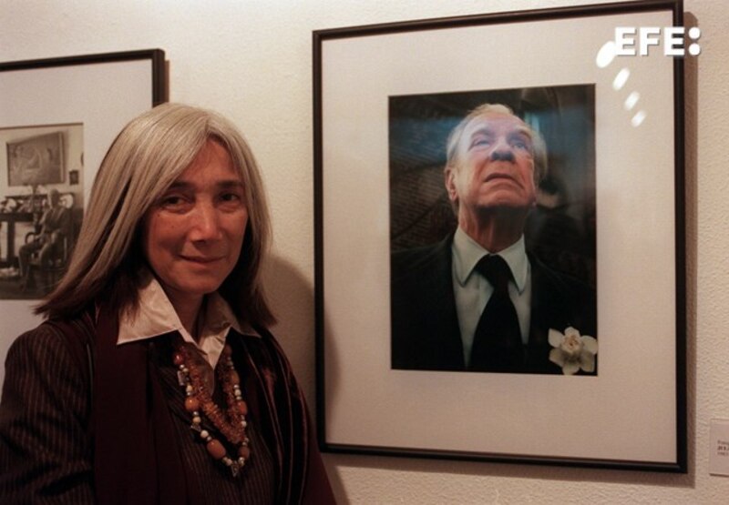 La fotógrafa María Eugenia Dyzminski junto a su retrato de Orson Welles.