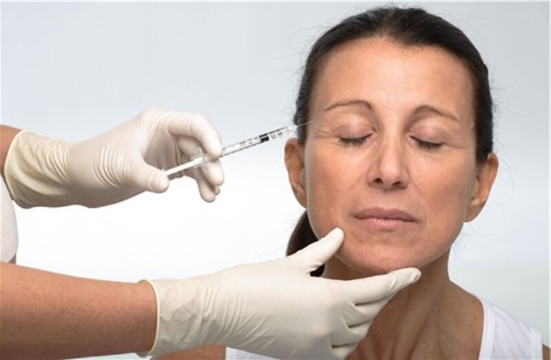 Mujer recibiendo una inyección de Botox