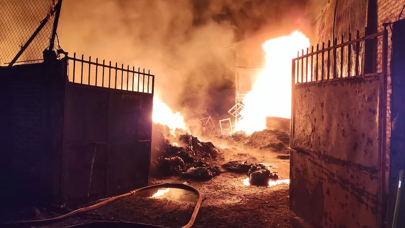 Incendio en Recicladora de Plástico en Uruapan, Michoacán Un incendio provocado con bombas molotov consumió una recicladora de plástico durante la madrugada, bomberos tardaron más de tres horas en controlar el fuego y se investiga un posible caso de extorsión