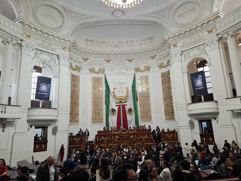 Title: Sesión solemne en el Congreso de la Unión