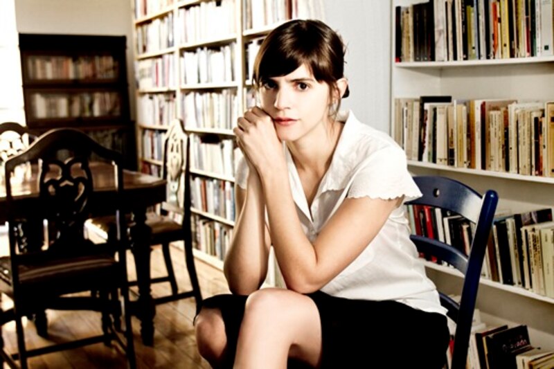 La escritora española María Dueñas, en su biblioteca personal.