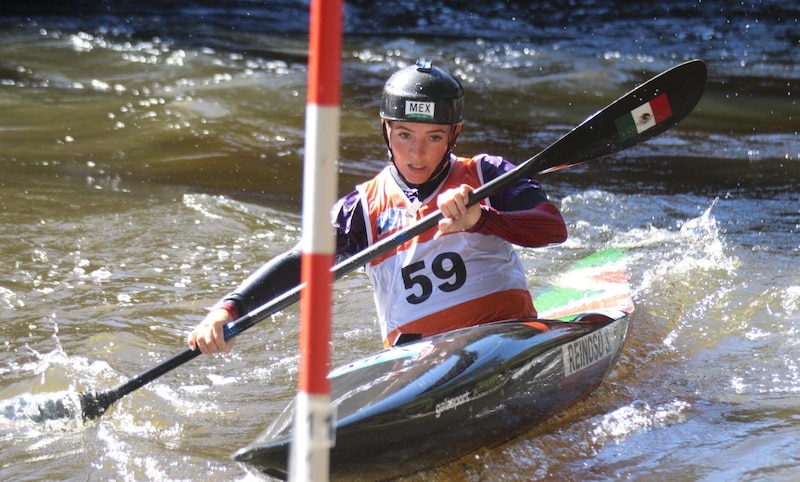 Joven mexicana en kayak