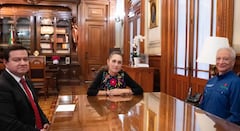 Renuncia Victor Rodríguez a la dirección de Pemex; Juan Carlos Carpio, al relevo