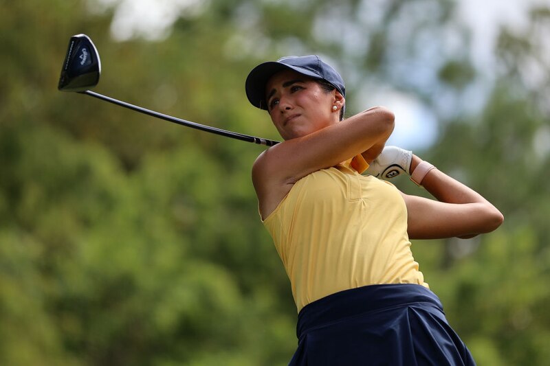 Mujer golfista en acción