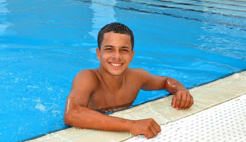 Niño nadando en la piscina