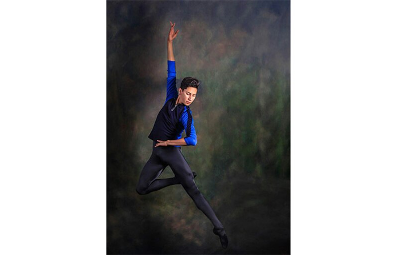 El bailarín de ballet salta en el aire con elegancia.