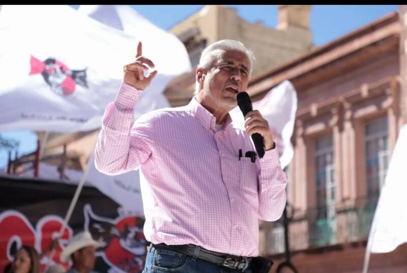 Dirigente político dando un discurso ante una multitud