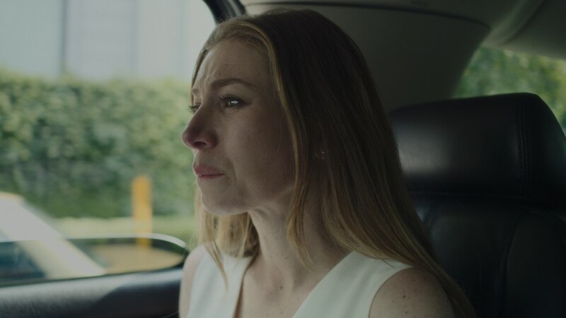 Mujer mirando por la ventanilla del coche