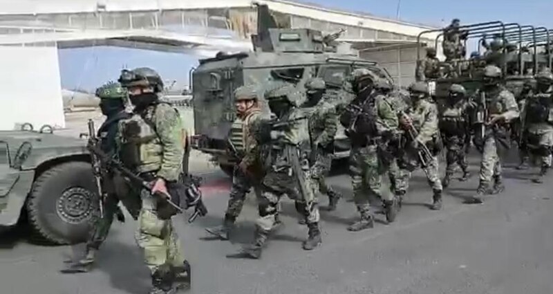 Militares fuertemente armados toman el control del aeropuerto de Kabul