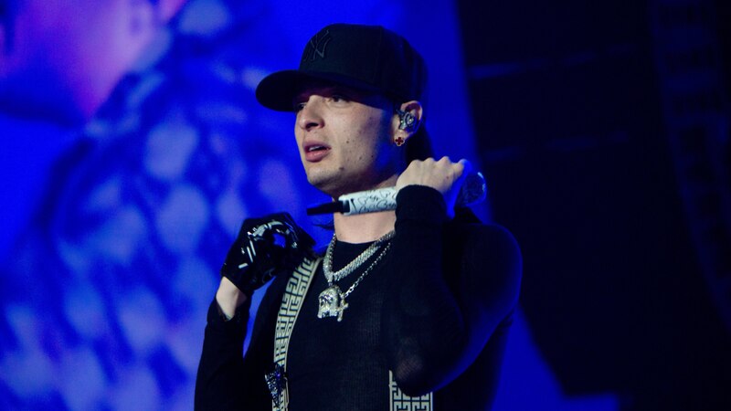 Rauw Alejandro cantando en un concierto