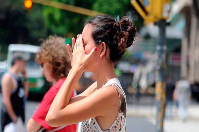 Mujer se protege los ojos del sol