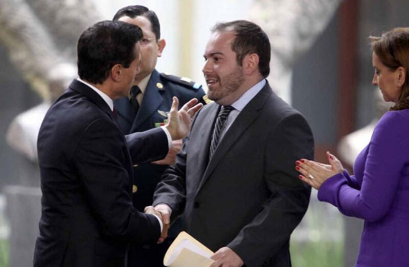 El presidente Enrique Peña Nieto saluda al empresario Carlos Slim.