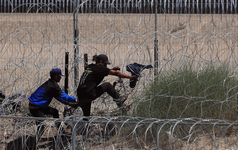 Migrantes cruzan la frontera entre México y Estados Unidos