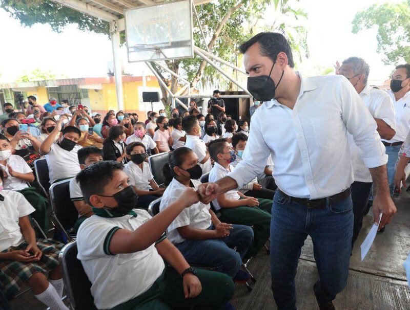El presidente López Obrador saluda a un niño durante una visita a una escuela en Chiapas