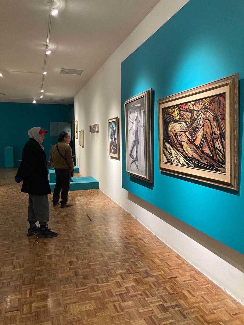 Visitantes en una galería de arte