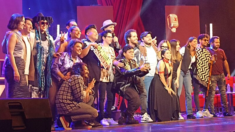 Youtubers y celebridades en el escenario de un programa de televisión