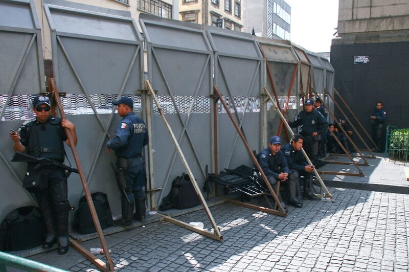 Policías mexicanos resguardan Palacio Nacional