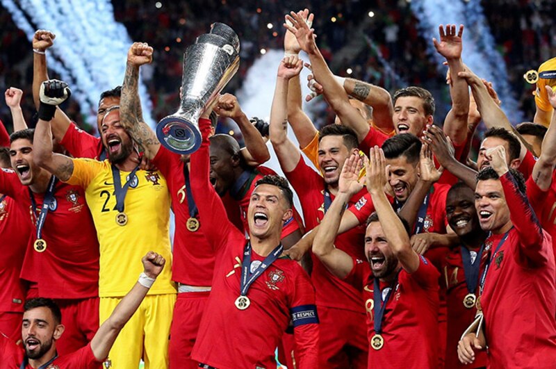 La selección portuguesa celebra su victoria en la Eurocopa 2016
